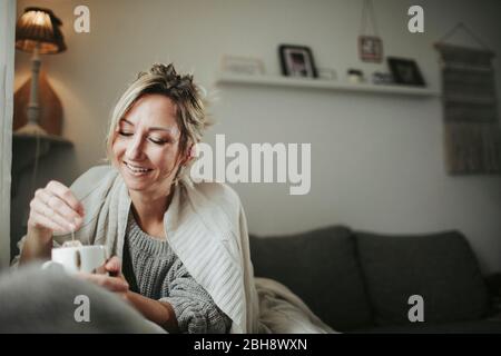 Frau mit Teetasse auf der Couch Frau mit Teetasse auf der Couch
