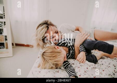 Mutter Und Sohn Im Bett Spa Herumalbern Stock Photo Alamy