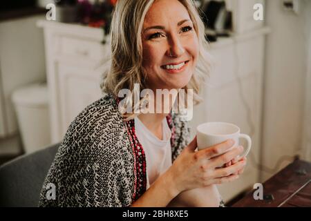 Frau am Frühstückstisch, Kaffee trinken Stock Photo