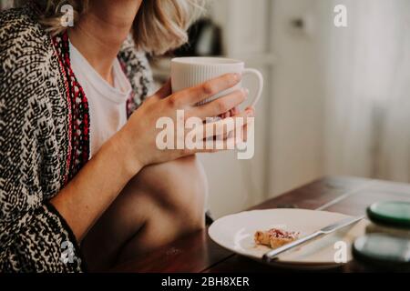 Frau am Frühstückstisch, Kaffee trinken, Nahaufnahme, Detail Stock Photo