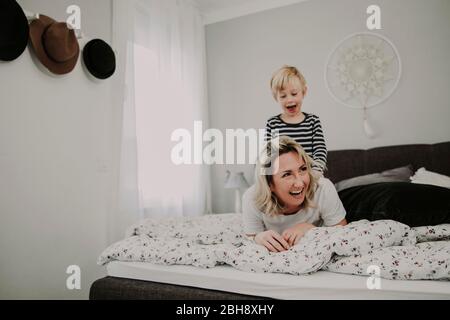 Mutter und Sohn im Bett, Spaß, herumalbern Stock Photo