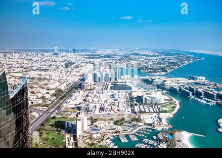Blick von der Aussichtsplattform des Jumeirah at Etihad Towers auf Abu Dhabis modernes Zentrum und Hafenanlagen Stock Photo