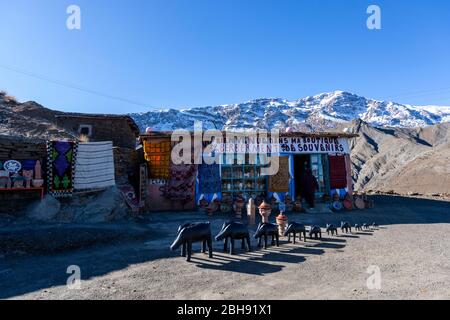 Berber souvenir stall in N9 road, Atlas Mountains, Morocco Stock Photo