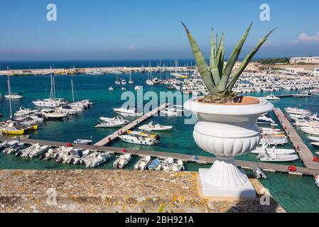 Italien, Mezzogiorno, Apulien / Puglia, Halbinsel Salento, Otranto, Blick vom Kastell auf den Hafen Stock Photo