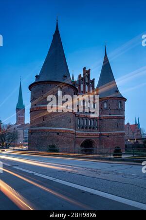 Das Holstentor in der Abenddämmerung, Straße mit Lichtspuren, Lübeck, Schleswig-Holstein, Deutschland Stock Photo