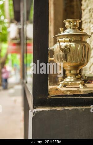 Georgia, Tbilisi, Old Town, souvenir samovar in window Stock Photo