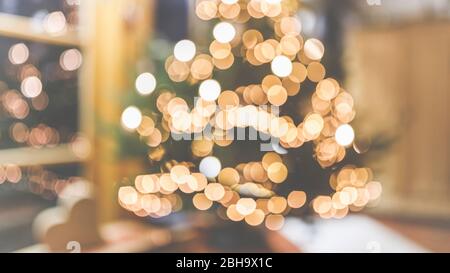 Gemütliches Weihnachten mit schöner Beleuchtung und dem festlich geschmückten Weihnachtsbaum. Stock Photo