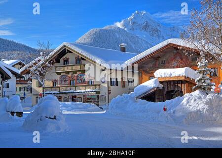 Typical houses against Wettersteinspitze in winter, Mittenwald, Werdenfelser Land, Upper Bavaria, Bavaria, Germany Stock Photo