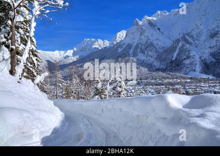 Panoramic view over the village against Karwendel mountains with mount Viererspitze in winter, Mittenwald, Werdenfelser Land, Upper Bavaria, Bavaria, Germany Stock Photo