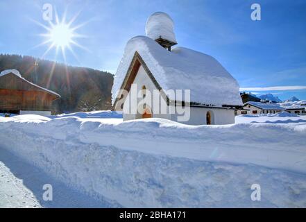 Snow-covered chapel in the hamlet of Gerold near Klais, near Mittenwald, Werdenfelser Land, Upper Bavaria, Bavaria, Germany Stock Photo