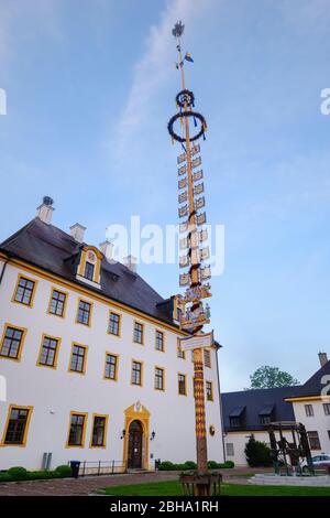 Castle Türkheim and Maypole, Türkheim, Unterallgäu, Swabia, Bavaria, Germany Stock Photo