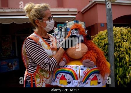 Spain. 23rd Apr, 2020. 40 days of lockdown in Tenerife. Daily life in Los Cristianos, Canary islands where some essential workers continue their jobs and people goes to supermarket to buy food despite lockdown. (Photo by Mercedes Menendez/Pacific Press/Sipa USA) Credit: Sipa USA/Alamy Live News Stock Photo