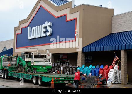 West Melbourne, Florida, USA. April 24, 2020. Local Lowes home improvement store adds widow signage thanking first responders for their job well done during the coronavirus lockdown. Photo Credit: Julian Leek/Alamy Live News Stock Photo