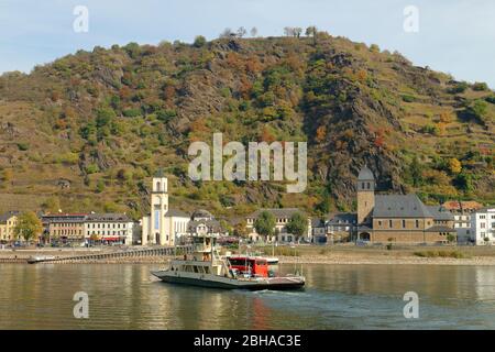 Rhine ferry Loreley VI overlooking St. Goarshausen, St. Goarshausen, UNESCO World Heritage Upper Middle Rhine Valley, Rhine Valley, Rhineland-Palatinate, Germany Stock Photo