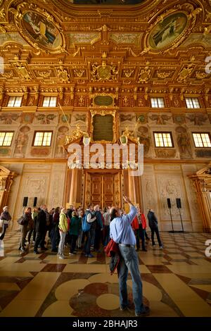 Besuchergruppe während Führung, betrachtet Kassettendecke mit dem Hauptgemälde der Sapientia und weiteren Gemälden, Goldener Saal, Prunksaal der Spätr Stock Photo