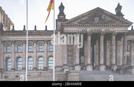 Gebäude des deutschen Reichstags in Berlin - Das Reichtsgebäude - Sitz des deutschen Bundestag. Mit Europa und Deutschland Flagge. Stock Photo
