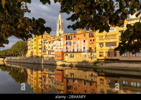 Europe, Spain, Catalonia, Girona, view of the colorful facades of the Jewish quarter on the river Onyar in Girona Stock Photo