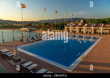 Europa, Spanien, Katalonien, Costa Brava, S'Agaró; Blick auf den Pool des Hotels Hostal de la Gavina und die Bucht von S'Agaró Stock Photo