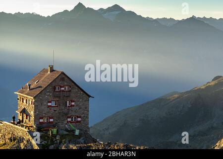 Europa, Österreich, Tirol, Ötztaler Alpen, Umhausen, Morgenstimmung auf der Erlanger Hütte in den Ötztaler Alpen Stock Photo