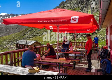 Europe, Austria, Tyrol, Ötztal Alps, Vent, lunch break on the terrace of the Vernagthütte in the Rofental Stock Photo