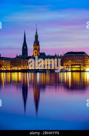 Germany, Hamburg, view over the Binnenalster to Jungfernstieg. From left, tower of church ruins St. Nikolai, town hall tower. Stock Photo