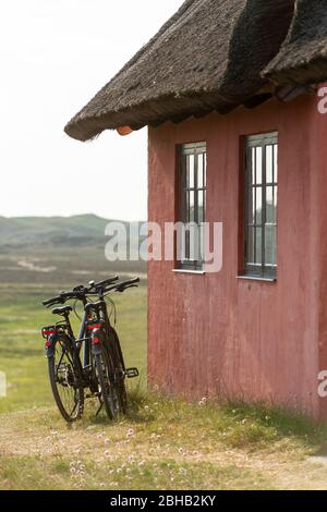 Denmark, Ringkøbingfjord, Varde, Nymindegab, Bicycles on a holiday home. Stock Photo