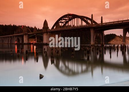 Siuslaw River Bridge at sunset, Florence, Oregon, USA Stock Photo