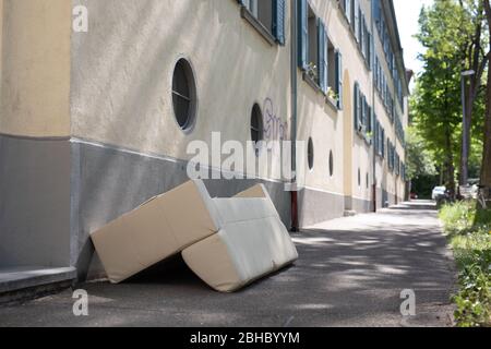 Freiburg, Germany. 24th Apr, 2020. An old sofa lies on a sidewalk. Many people are apparently using the time during the Corona crisis to clear out: several municipalities report increased demand for bulky waste disposal. Credit: Philipp von Ditfurth/dpa/Alamy Live News Stock Photo