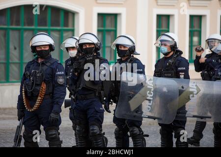 Zgorzelec, Poland. 24th Apr, 2020. Armed police officers stand on guard during a protest.Hundreds of polish-Germany border residents protest against anti-virus measures as they block them from commuting to work on a daily basis. In response to the COVID-19 pandemic, both countries are requiring those entering to undergo a 14day quarantine period, though Germany makes an exception for cross border commuters, Poland does not. Credit: SOPA Images Limited/Alamy Live News Stock Photo