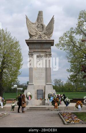 Torgau, Germany. 25th Apr, 2020. The Monument of Encounter. On the occasion of the 75th anniversary of the meeting of American and Soviet soldiers on 25 April 1945 - the so-called Elbe Day - a commemoration ceremony was held, which was held in a small circle because of the corona pandemic and was transmitted online. Credit: Sebastian Willnow/dpa-Zentralbild/dpa/Alamy Live News Stock Photo