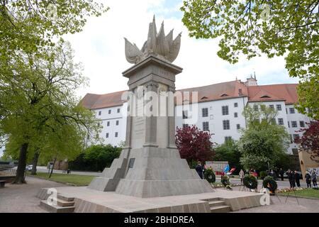 Torgau, Germany. 25th Apr, 2020. The monument of the meeting with Hartenfels Castle in the background. On the occasion of the 75th anniversary of the meeting of American and Soviet soldiers on April 25, 1945 - the so-called Elbe Day - a commemoration ceremony took place. Because of the corona pandemic, this event was held in a small circle and was broadcasted online. Credit: Sebastian Willnow/dpa-Zentralbild/dpa/Alamy Live News Stock Photo