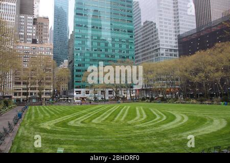 New York, USA. 24th Apr, 2020. With a big heart mowed into the lawn, the operators of Bryant Park thanked all New Yorkers during the Corona crisis. Credit: Christina Horsten/dpa/Alamy Live News Stock Photo