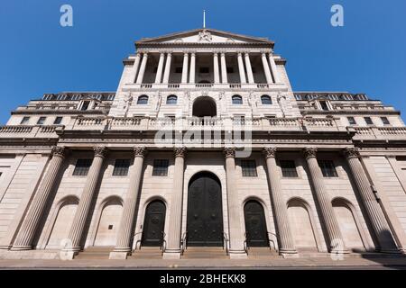 War memorial for service men and women who fell during the first and second world Wars outside and showing the front facade of the Bank of England building on Threadneedle St, London, EC2R 8AH. The bank controls interest rates for the UK. (118) Stock Photo