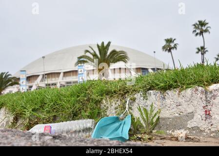 Tunis, Tunisia. 25th Apr, 2020. A discarded face mask lies on the ground during quarantine.At this time of the corona virus contagion, latex gloves and surgical masks are abandoned by people in parking lots, grassy fields, playgrounds and in the streets. Many with the potential to carry the Covid-19 virus inside. Credit: SOPA Images Limited/Alamy Live News Stock Photo