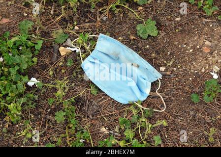 Tunis, Tunisia. 25th Apr, 2020. A discarded face mask lies on the ground during quarantine.At this time of the corona virus contagion, latex gloves and surgical masks are abandoned by people in parking lots, grassy fields, playgrounds and in the streets. Many with the potential to carry the Covid-19 virus inside. Credit: SOPA Images Limited/Alamy Live News Stock Photo