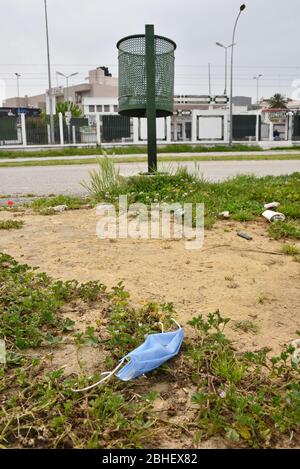 Tunis, Tunisia. 25th Apr, 2020. A discarded face mask lies on the ground during quarantine.At this time of the corona virus contagion, latex gloves and surgical masks are abandoned by people in parking lots, grassy fields, playgrounds and in the streets. Many with the potential to carry the Covid-19 virus inside. Credit: SOPA Images Limited/Alamy Live News Stock Photo