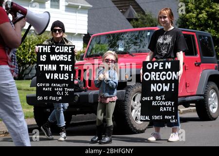 Salem, USA. 25th Apr, 2020. Protesters gather outside Governor Kate Brown's residence in Salem, Ore., on April 25, 2020, calling for novel coronavirus restrictions to be lifted so that people can get back to work. (Photo by Alex Milan Tracy/Sipa USA) Credit: Sipa USA/Alamy Live News Stock Photo