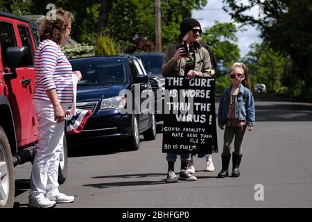 Salem, USA. 25th Apr, 2020. Protesters gather outside Governor Kate Brown's residence in Salem, Ore., on April 25, 2020, calling for novel coronavirus restrictions to be lifted so that people can get back to work. (Photo by Alex Milan Tracy/Sipa USA) Credit: Sipa USA/Alamy Live News Stock Photo