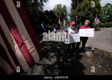 Salem, USA. 25th Apr, 2020. Protesters gather outside Governor Kate Brown's residence in Salem, Ore., on April 25, 2020, calling for novel coronavirus restrictions to be lifted so that people can get back to work. (Photo by Alex Milan Tracy/Sipa USA) Credit: Sipa USA/Alamy Live News Stock Photo