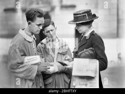 Miss Mary Wiyitt, Hospital Searcher, American Red Cross, distributing Magazines, Chocolates, Comfort Bags, etc., to Soldiers, Camp Hospital 27, Tours, France, Lewis Wickes Hine, American National Red Cross Photograph Collection, September 1918 Stock Photo