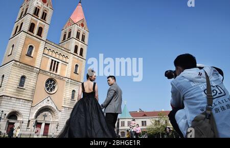 Qingdao, China's Shandong Province. 25th Apr, 2020. A couple pose for wedding photos in Qingdao, east China's Shandong Province, April 25, 2020. Credit: Li Ziheng/Xinhua/Alamy Live News Stock Photo