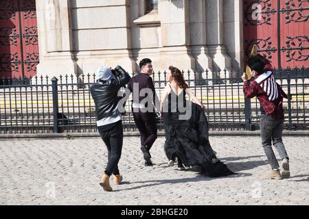 Qingdao, China's Shandong Province. 25th Apr, 2020. A couple pose for wedding photos in Qingdao, east China's Shandong Province, April 25, 2020. Credit: Li Ziheng/Xinhua/Alamy Live News Stock Photo