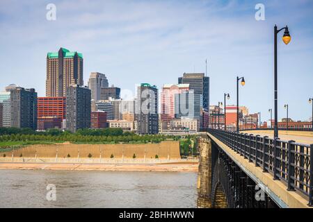 St. Louis, Missouri, USA downtown city skyline on the Mississippi River. Stock Photo