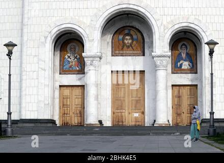 Belgrade, Serbia. 23th March 2020. Girl with a mask on her face stands in front of the largest Orthodox church in the region, St. Sava Church, closed because of the ongoing pandemic of the COVID-19 disease caused by the SARS-CoV-2 coronavirus. Stock Photo