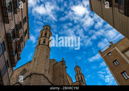 Barcelona, Spain. 26th Apr, 2020. Santa Maria del Mar cathedral surrounded by clowds during the coronavirus lockdown in Spain Stock Photo