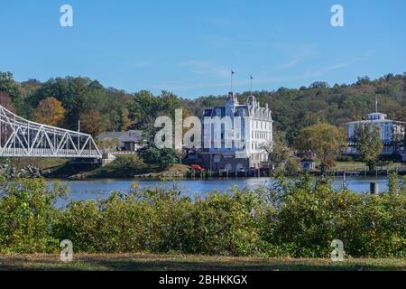 East Haddam, Connecticut, USA: The Goodspeed Opera House with the East Haddam Bridge, over the Connecticut River, on the left. Stock Photo