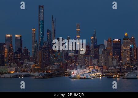 USNS Comfort NYC - View to the USNS Comfort docked at Pier 90 by the midtown Manhattan skyline in New York City, NY. Stock Photo