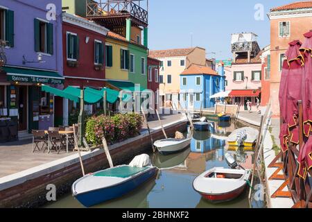 Burano, Venice, Veneto, Italy, Ristorante Ai Cesendeli and Osteria Al Fureghin on  Fondamenta degli Assassini with   pink Riva Rosa restaurant  behind Stock Photo