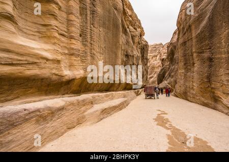 Way through Siq gorge to stone city Petra, Jordan Stock Photo