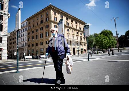 Roma, Roma, Italy. 27th Apr, 2020. Daily life in the streets of Roma during the Covid-19 outbreak.The Italian prime minister Giuseppe Conte has announced the 'Fase 2'' (second fase) from the 4th of May.All the city, as all the whole country, is under quarantine and the movement are restricted to the necessary. The streets of the city are empty and controled by the amry. Credit: Matteo Trevisan/ZUMA Wire/Alamy Live News Stock Photo